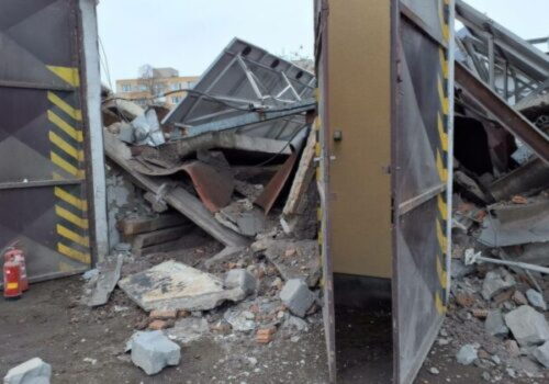 Vo Veľkých Kapušanoch sa v areáli firmy zrútila časť strechy, v objekte sa nachádzali osoby – FOTO