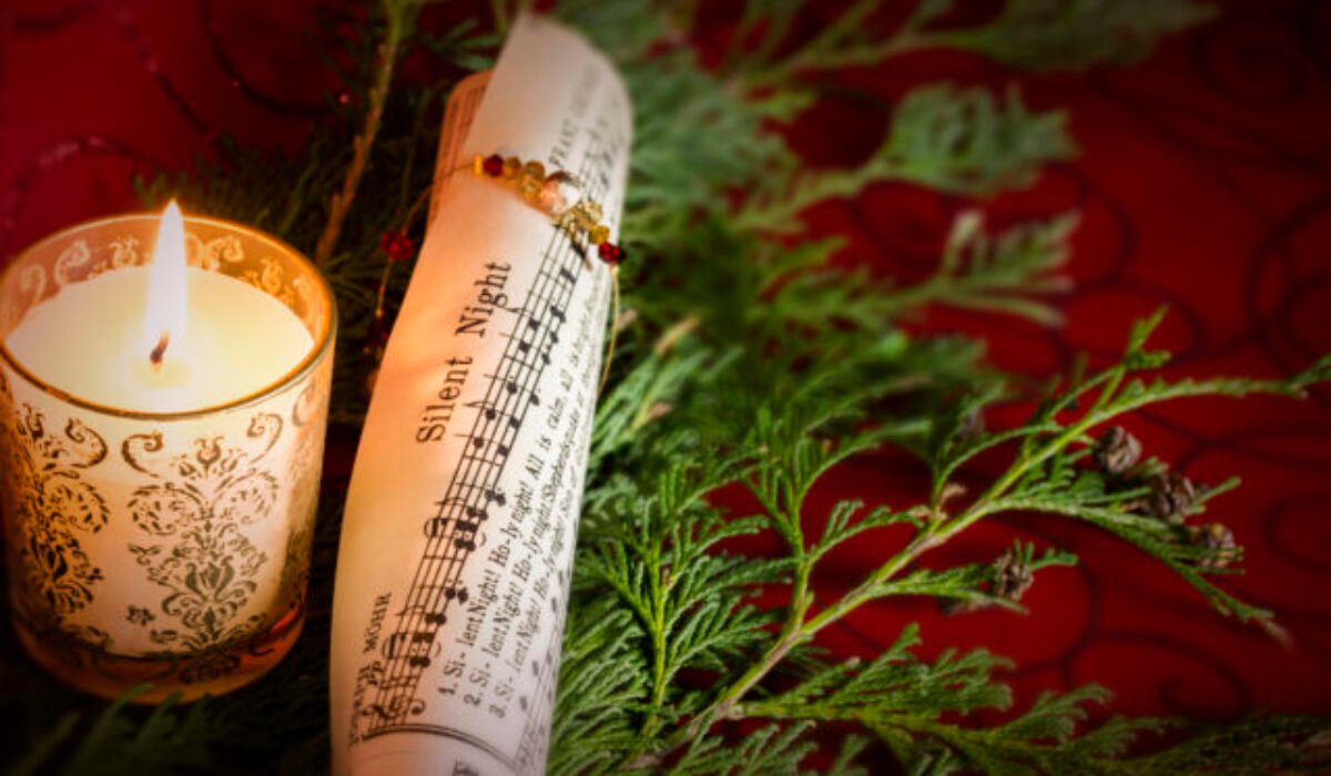 Najznámejšia vianočná pieseň je Tichá noc, už jej premiéra v kaplnke oberndorfského kostola mala veľký úspech