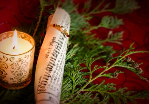 Najznámejšia vianočná pieseň je Tichá noc, už jej premiéra v kaplnke oberndorfského kostola mala veľký úspech