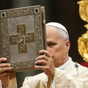 Pápež Lev XIV. odmieta rozširovanie požehnávania homosexuálnych párov