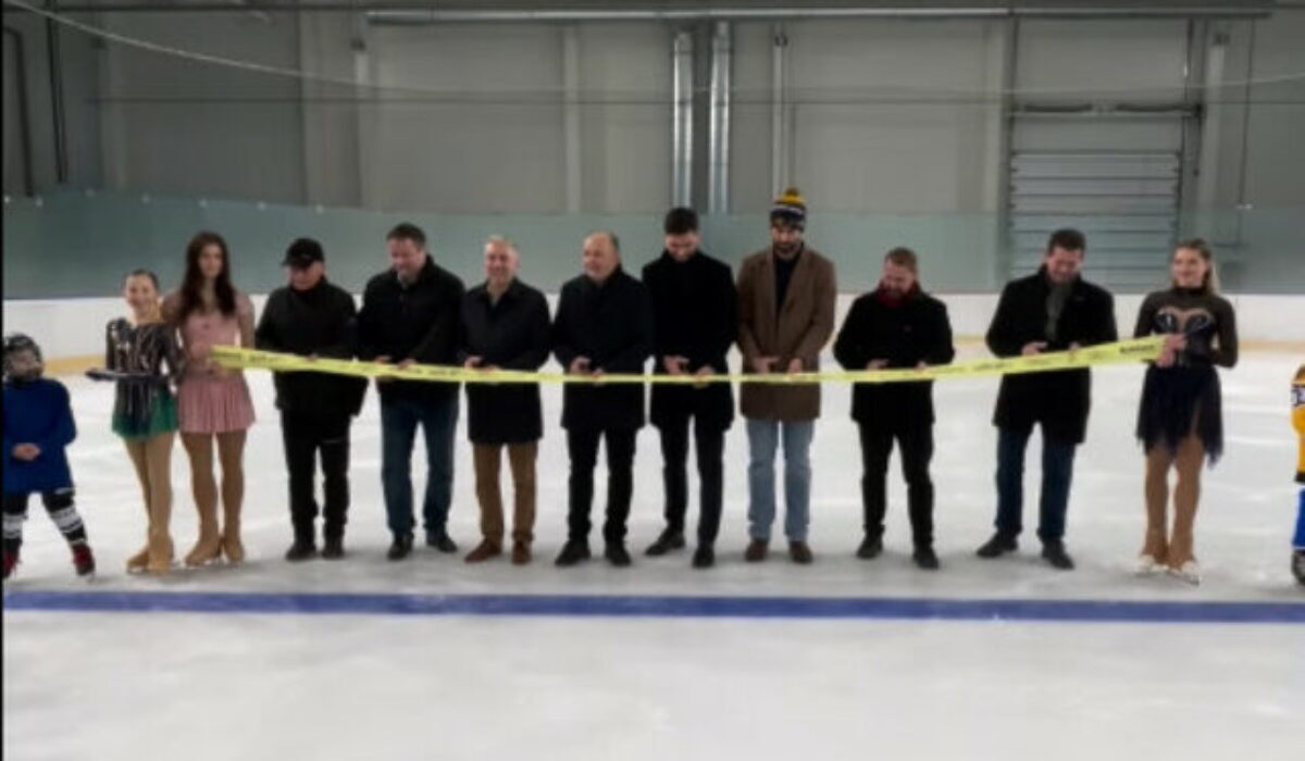 Rožňava sa pýši zrekonštruovaným zimným štadiónom, slávnostné otvorenie sprevádzalo verejné korčuľovanie – VIDEO