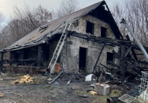 Druhý sviatok vianočný poznačil smrteľný požiar, z horiaceho domu sa osobu nepodarilo zachrániť – FOTO