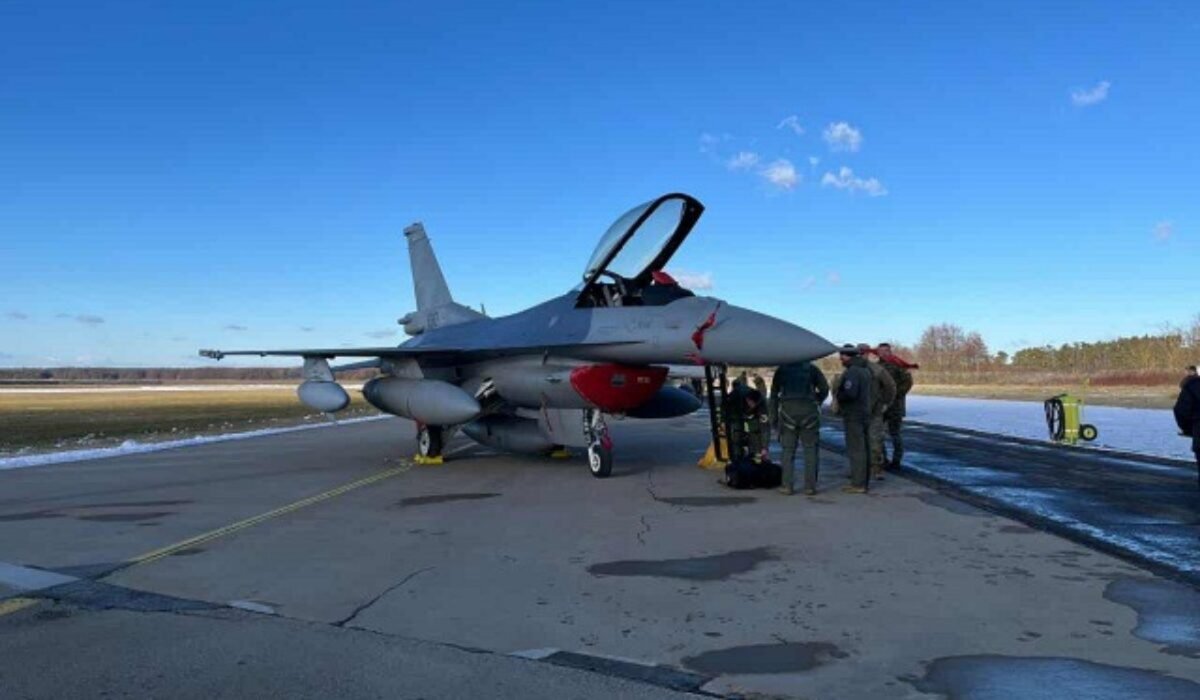 Tri stíhačky F-16 pristáli na vojenskom letisku v Kuchyni, Slovensko ich má už desať – VIDEO, FOTO