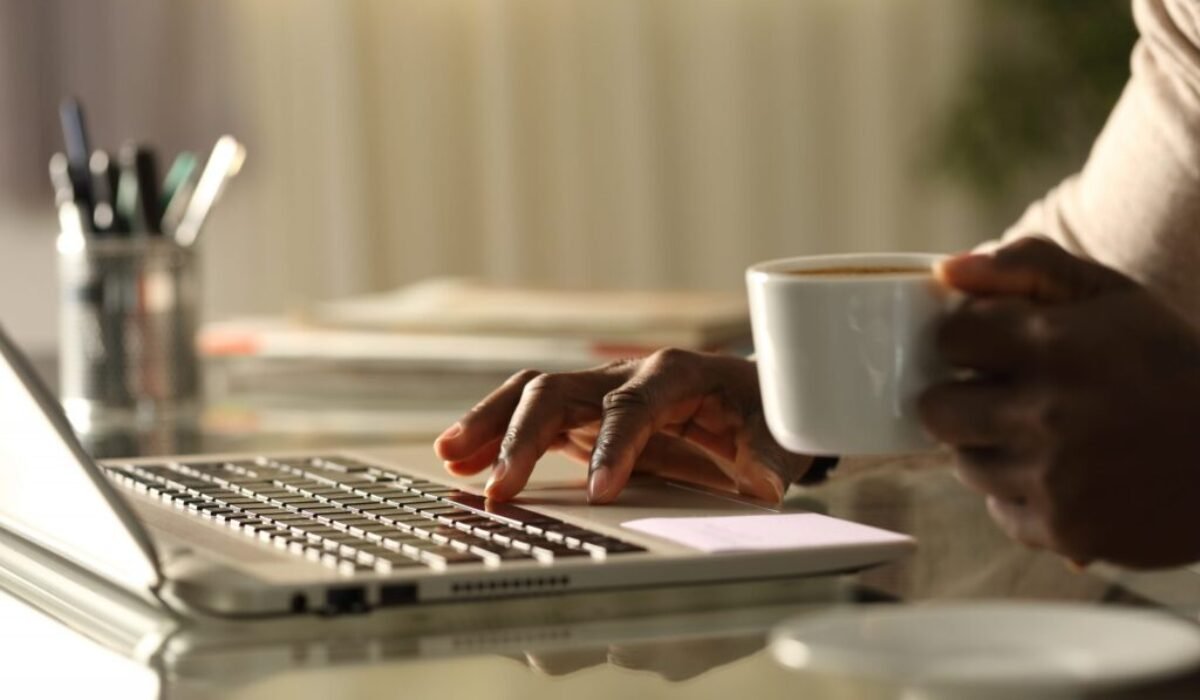 f5a1ec2d-homeoffice-prace-z-domova-shutterstock-1674520066-scaled Home office: Výhody a nevýhody – oplatí sa pracovať v pyžame ?