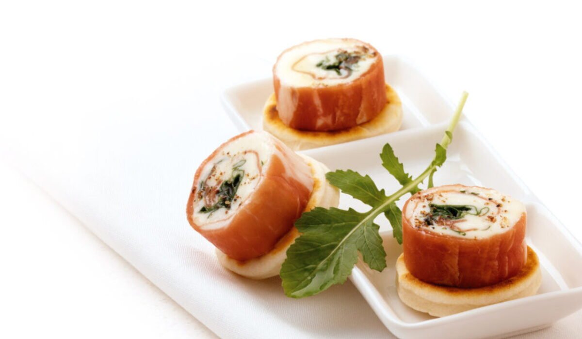 Mini piadiny s parmskou šunkou, stracchinom a rukolou