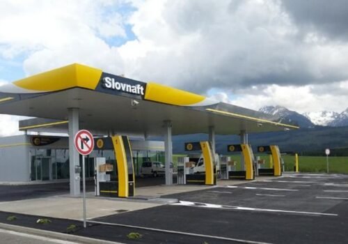 Dobré správy pre motoristov: Benzín a nafta na štvorročných minimách, zlacnel aj plyn