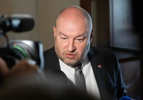 Dopravná nehoda v Očovej: Služobné auto ministra Huliaka skončilo mimo cesty