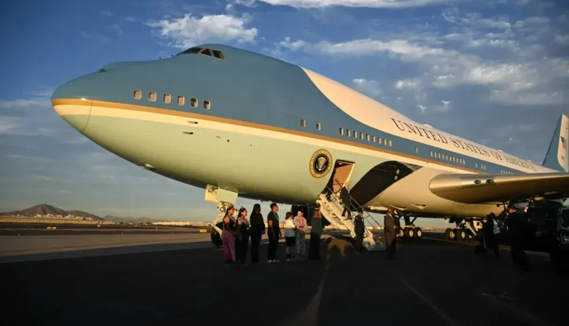 Air Force One sa po štarte vrátilo na základňu. Trump pokračoval do Davosu náhradným lietadlom