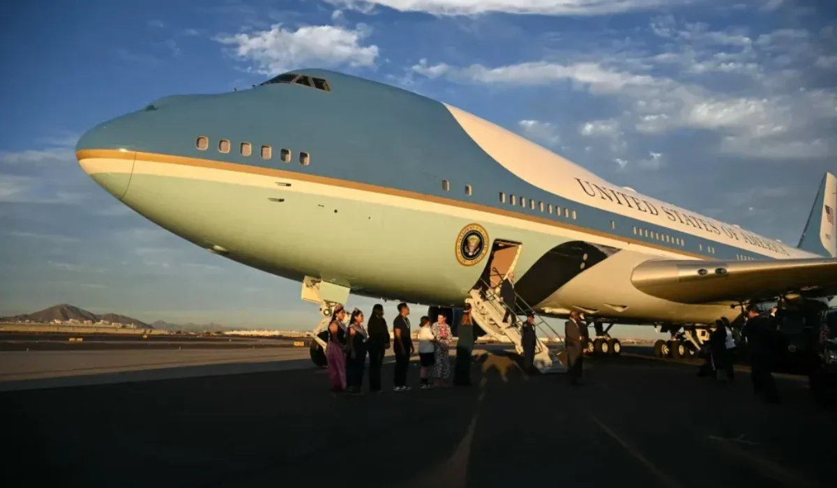 Air Force One sa po štarte vrátilo na základňu. Trump pokračoval do Davosu náhradným lietadlom