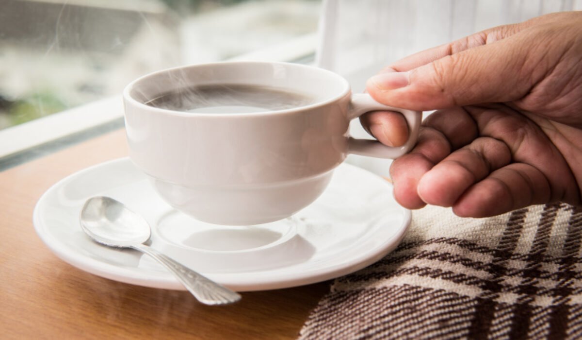holding hot cup of coffee Káva môže srdcu pomôcť aj uškodiť. Rozhoduje správny čas, nie len množstvo