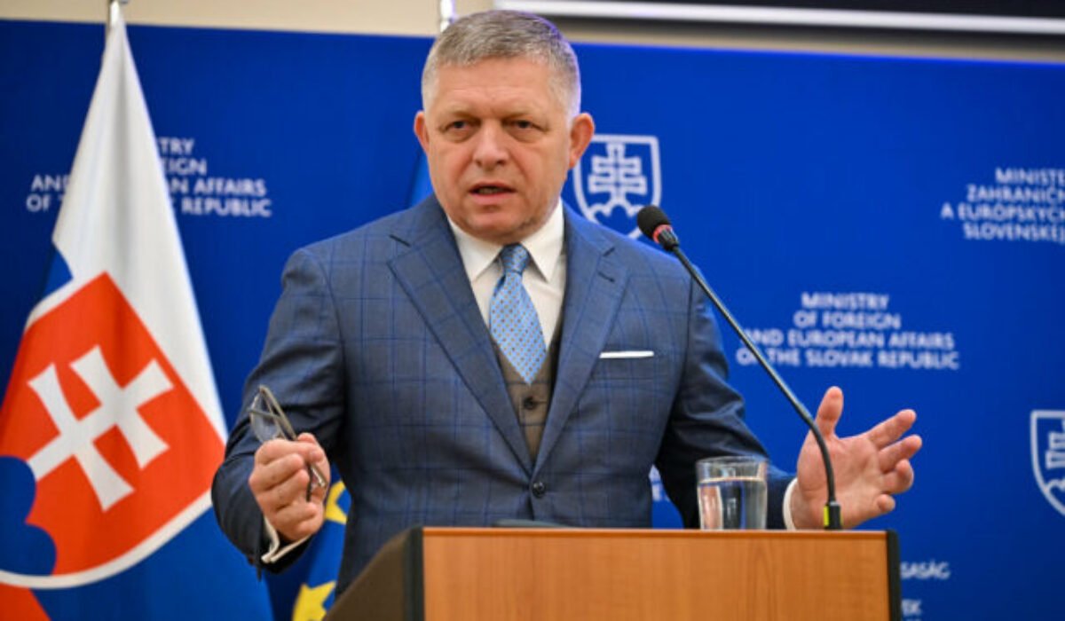 Slováci sú nespokojní s domácou politikou Ficovej vlády, negatívny postoj prevláda aj pri zahraničnej