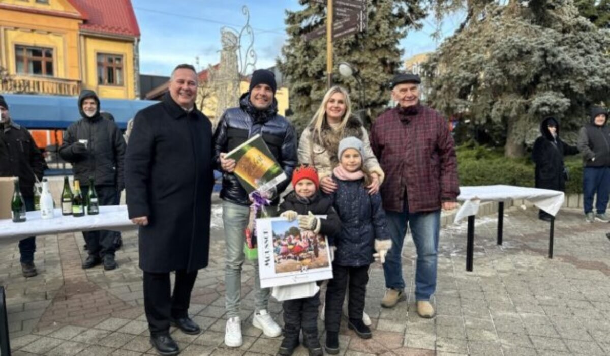 Michalovčania už po 24-krát zápolili vo vystreľovaní zátok zo šumivého vína, absolútny rekord sa nepodarilo pokoriť – FOTO