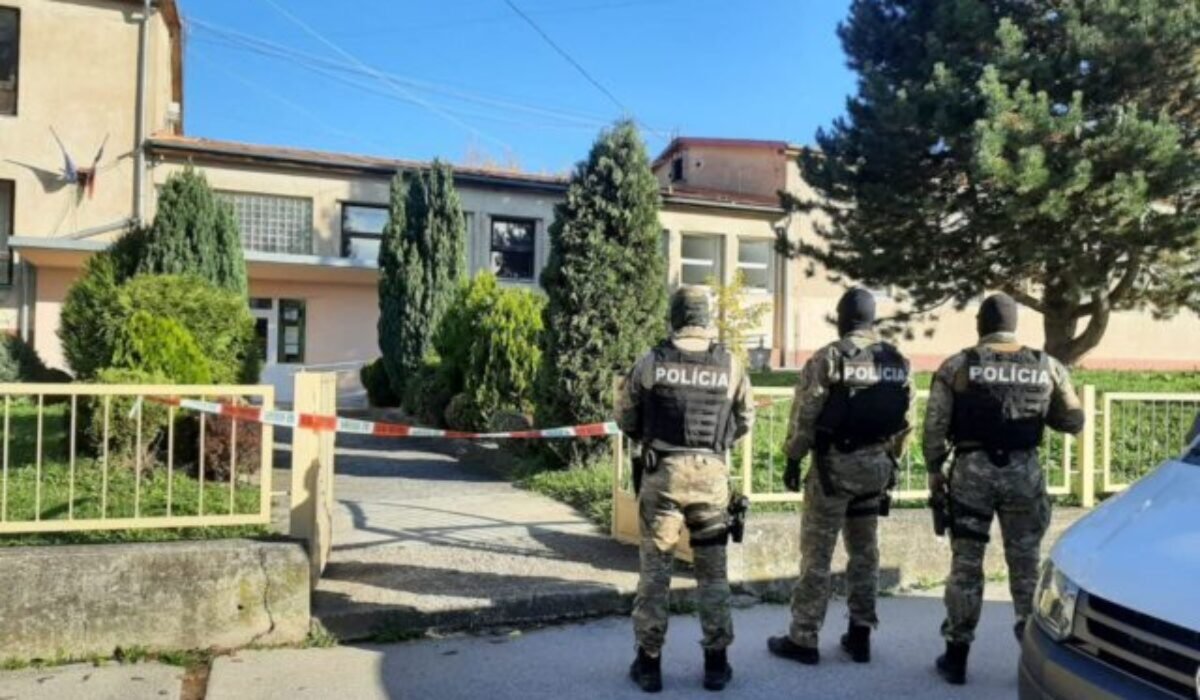 Za rok 2025 evidujú policajti 417 podaní o možných hrozbách na školách, rozširujú prevenciu aj krízové postupy