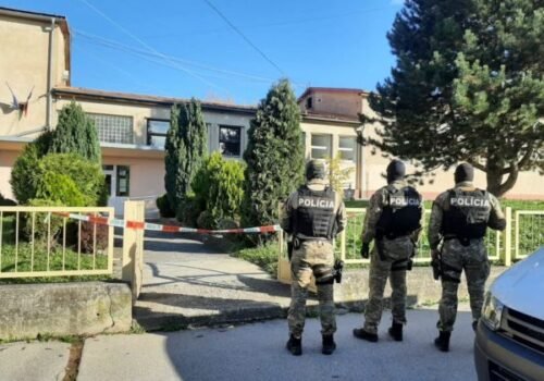 Za rok 2025 evidujú policajti 417 podaní o možných hrozbách na školách, rozširujú prevenciu aj krízové postupy