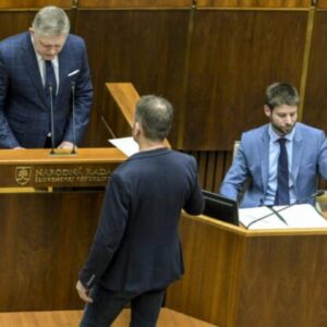 Progresívne Slovensko si udržuje v prieskume prvé miesto, matovičovci predbehli Hlas a Republika si polepšila