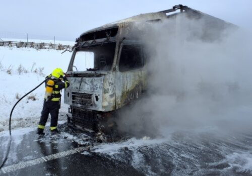 Požiar kamiónu skomplikoval dopravu na R4 v smere od Šebastoviec na Milhosť, zasahovali hasiči aj polícia – FOTO