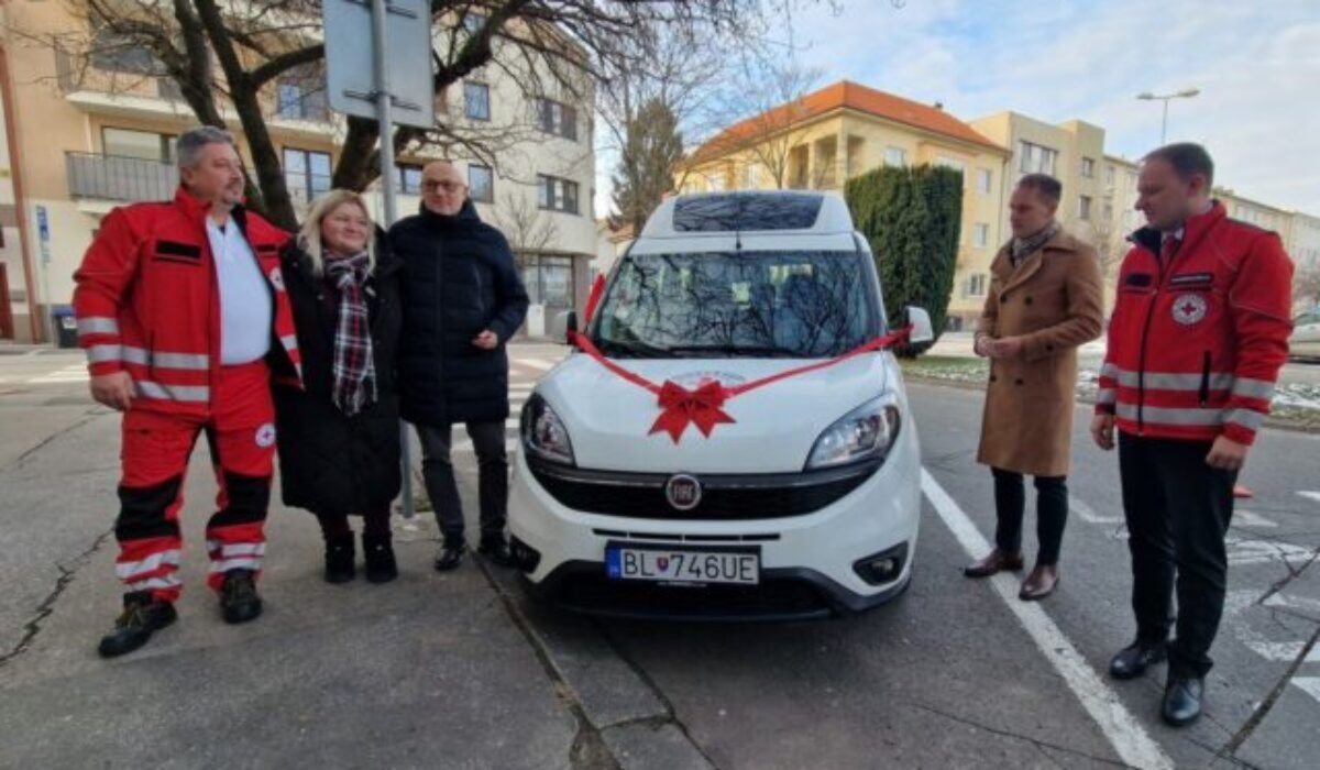 Piešťany sa pýšia sociálnym taxíkom, pomôže seniorom aj ľuďom s obmedzenou mobilitou – VIDEO, FOTO