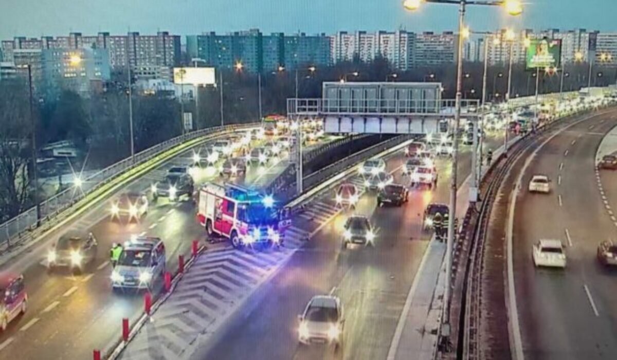 Na Prístavnom moste sa zrazilo viacero áut, úsek je ťažko prejazdný a tvoria sa kolóny