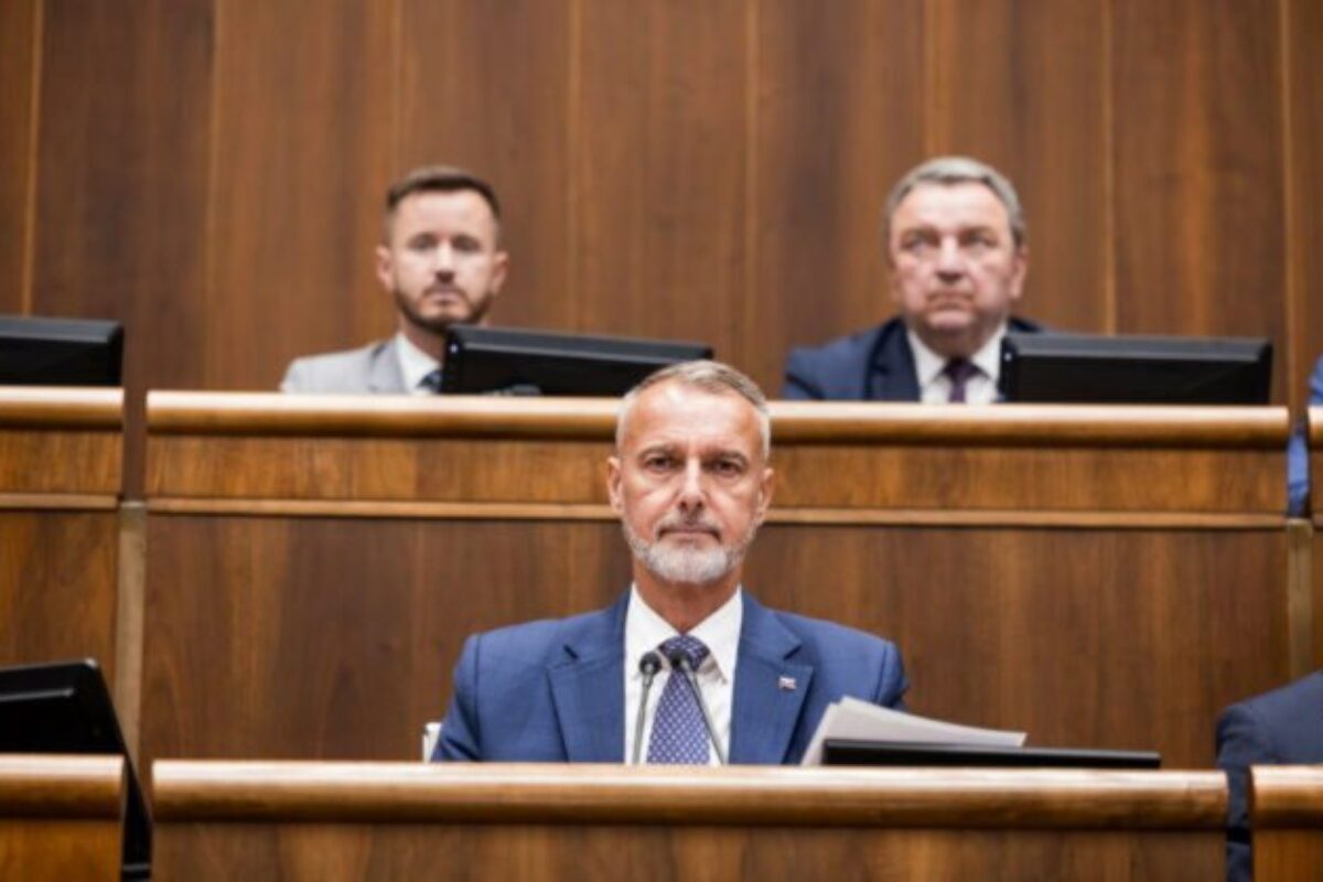 Šetriť musí podľa Rašiho aj štát, poslancom zrušil vreckové na zahraničné cesty – VIDEO