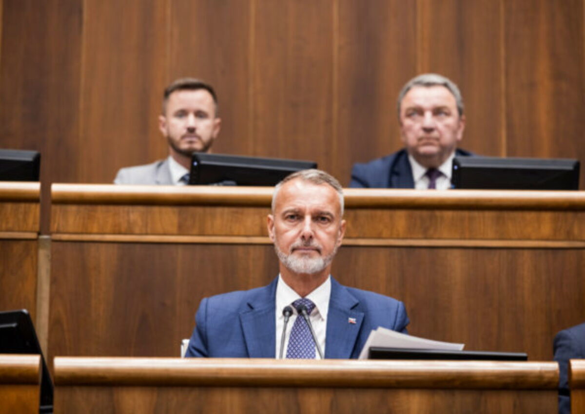 Šetriť musí podľa Rašiho aj štát, poslancom zrušil vreckové na zahraničné cesty – VIDEO