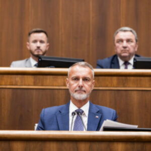 Šetriť musí podľa Rašiho aj štát, poslancom zrušil vreckové na zahraničné cesty – VIDEO