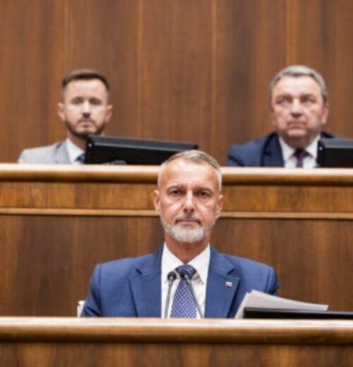 Šetriť musí podľa Rašiho aj štát, poslancom zrušil vreckové na zahraničné cesty – VIDEO