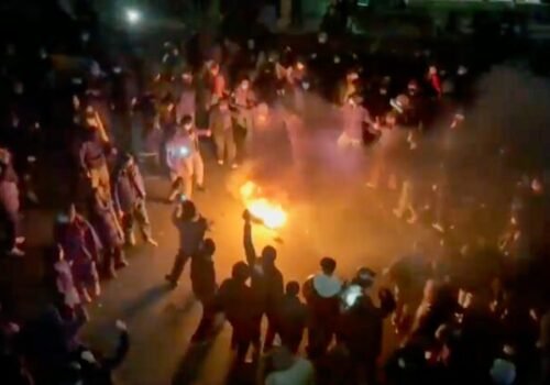 Teherán a ďalšie mestá zachvátili masové demonštrácie, ľudskoprávne organizácie hlásia obete