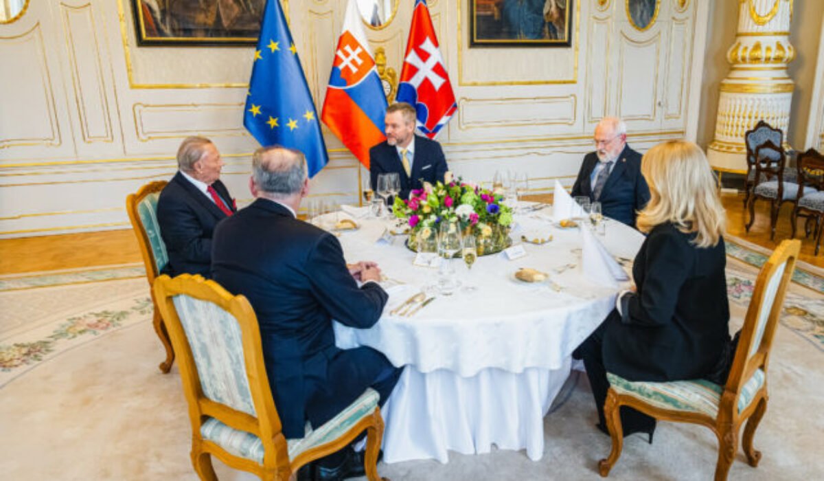 Pellegrini obedoval s bývalými prezidentmi, z ich kultivovanej diskusie by si mali brať príklad aj ostatní politici – FOTO