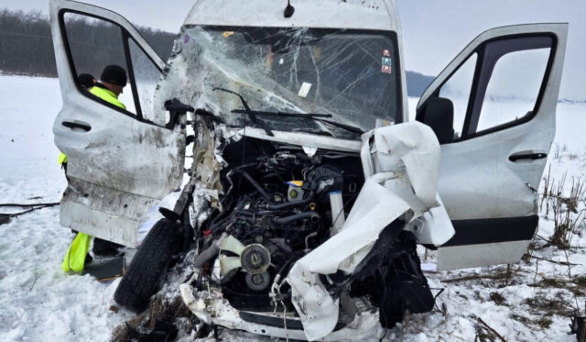 Vážna nehoda na železničnom priecestí, vodič dodávky skončil s ťažkými zraneniami v nemocnici – FOTO