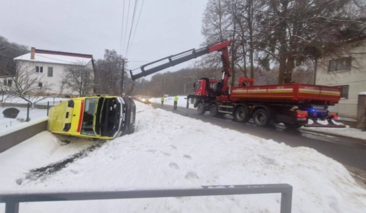 32464_sanitka.jpg Hasiči v obci Cejkov zasahovali pri nehode sanitky, zostala prevrátená na boku – FOTO