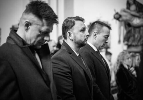 Spišská Stará Ves si pripomenula obete útoku nožom na gymnáziu, Šutaj Eštok apeluje na ochranu detí – FOTO