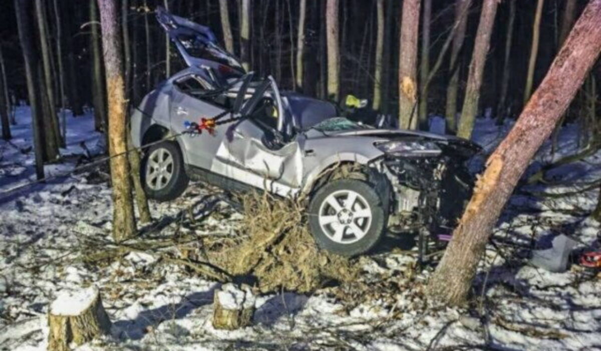Tragická dopravná nehoda si vyžiadala život 79-ročného vodiča, vozidlo ostalo zakliesnené medzi stromami