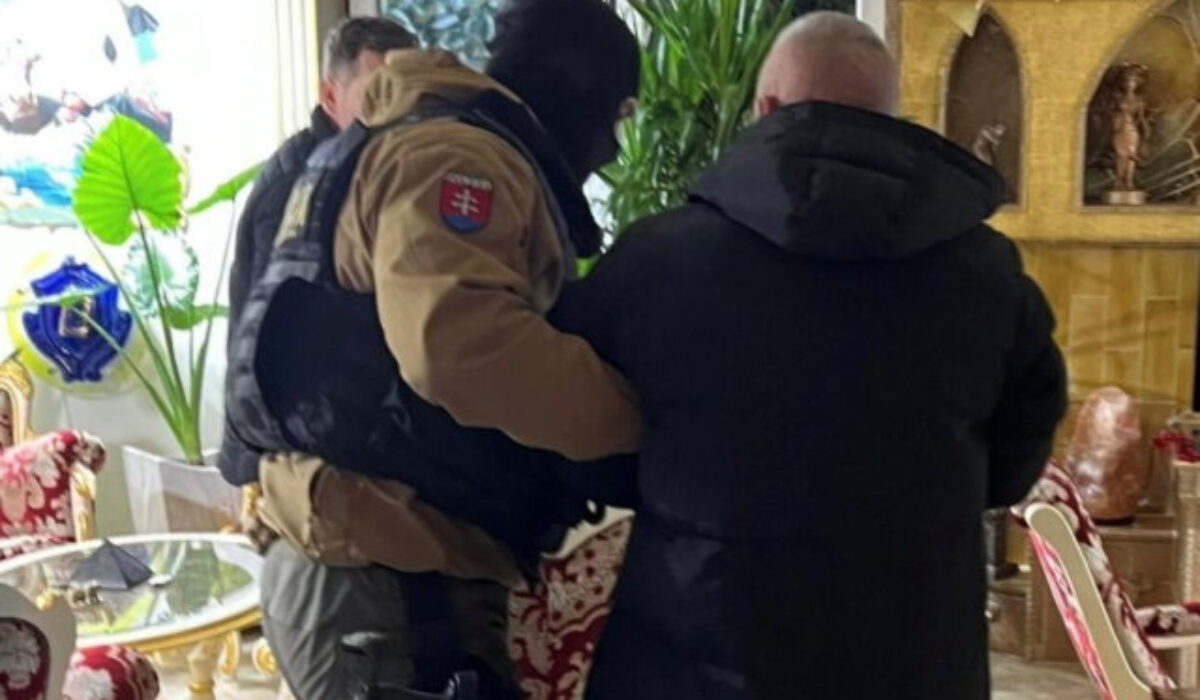 Národná protidrogová jednotka vykonáva rozsiahlu policajnú akciu, zasahuje na území mesta Pezinok