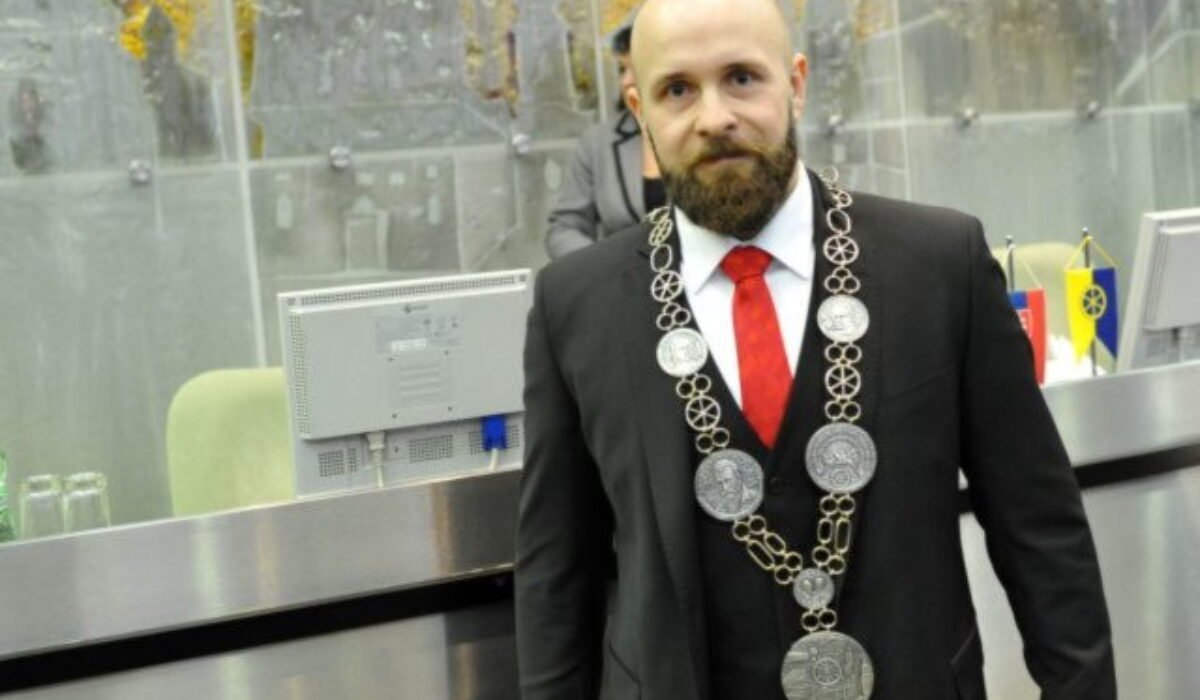 Primátor Trnavy Bročka svojím platom prekročil hranicu 100 tisíc eur, podobne sú na tom aj iní primátori