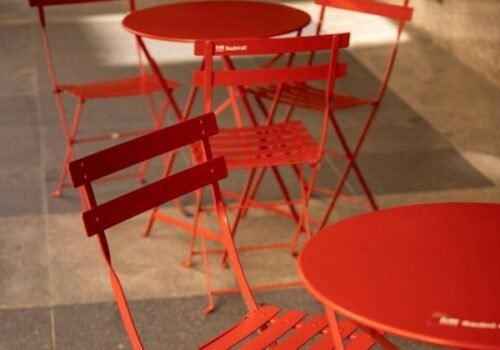 Červené stoličky z projektu Sadni si! sa na jar vrátia do ulíc Bratislavy, zapožičať sa dajú do konca mesiaca – FOTO