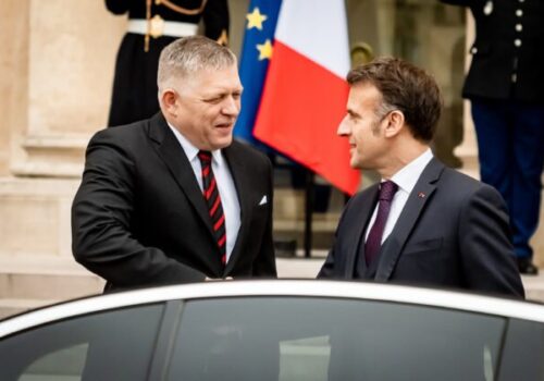 Fico po stretnutí s Macronom hovorí o strategickom prebudení EÚ, suverénnej zahraničnej politiky sa nevzdá