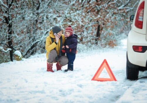 Chystáte sa na chatu? Týchto 7 vecí pri balení auta vám v zime môže zachrániť zdravie