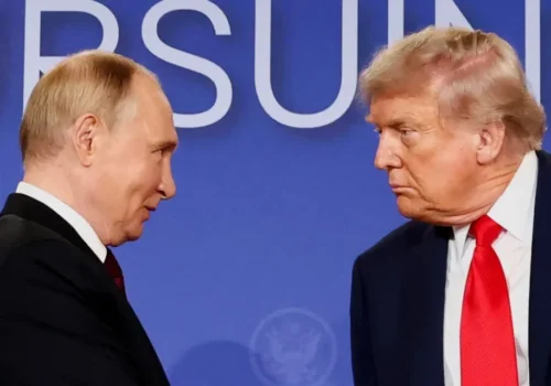 Trump hovorí o dočasnom utlmení útokov. Moskva spresňuje, že pôjde len o Kyjev