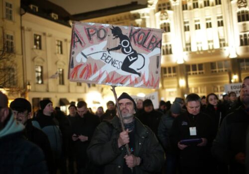 Mladí Maďari žijúci na Slovensku protestovali v centre Bratislavy. Kritizovali Benešove dekréty aj novelu Trestného zákona