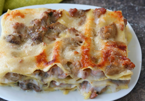 Lasagne s hubami a klobásou: bohatá a chutná lahôdka