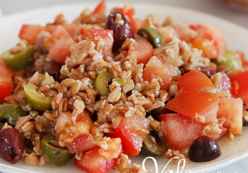 Šalát s tuniakom a paradajkami – svieži, rýchly a ľahký recept