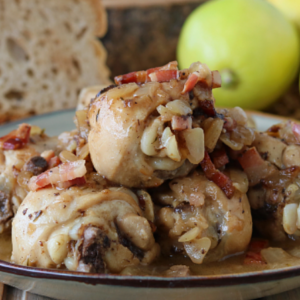 Kuracie stehná s citrónom a slaninou na panvičke