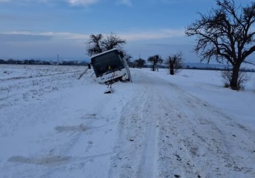 Autobus plný detí uviazol pri Košiciach: zasahovali hasiči!