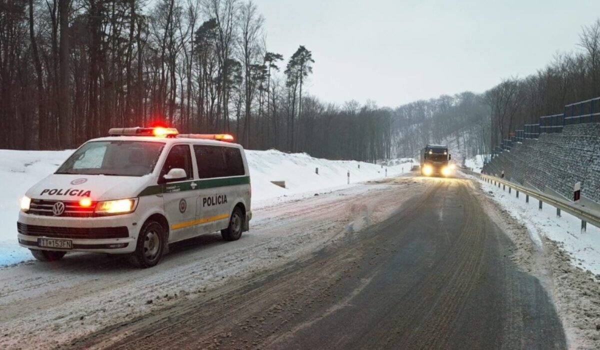 Mrznúci dážď a sneženie ochromili Slovensko: Uzávierky ciest, nehody aj prerušená letecká doprava