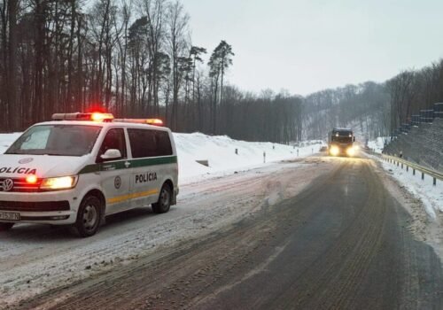 Mrznúci dážď a sneženie ochromili Slovensko: Uzávierky ciest, nehody aj prerušená letecká doprava