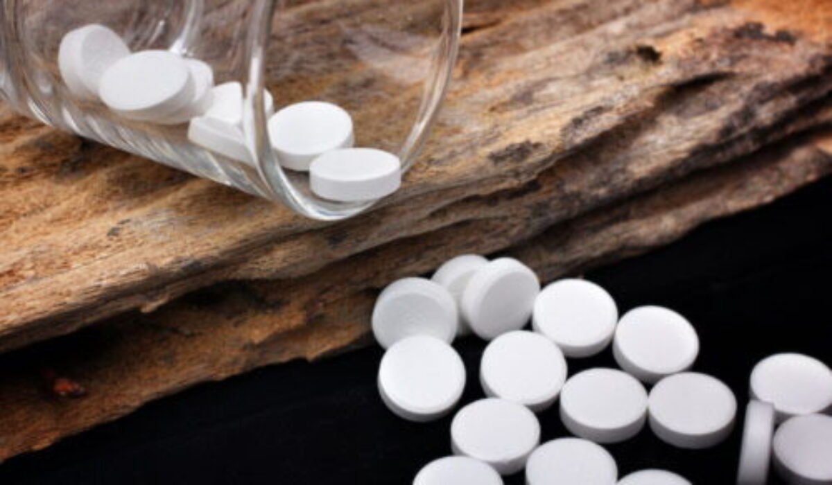 Tichý zabijak z lekárničky: prečo môže bežný liek proti bolesti vážne poškodiť pečeň