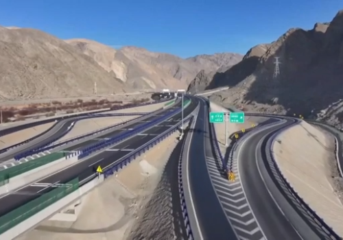 Nová super špičková diaľnica v Číne výrazne skrátila cestu cez pohorie Tchien-šan