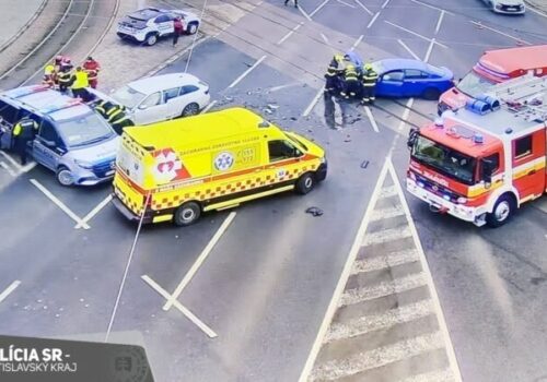 Nehoda na Trnavskom mýte ochromila dopravu, dve autá po zrážke skončili v koľajisku – FOTO