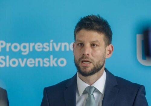 Šimečka žiada od Fica odpovede, pýta sa na predátora Epsteina aj nacionalistu Bannona – VIDEO
