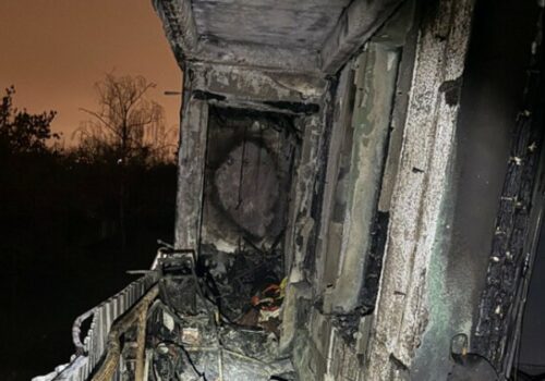 Požiar paneláku v Ružinove si vyžiadal evakuáciu viacerých vchodov, ľudia skončili v opatere záchranárov – FOTO